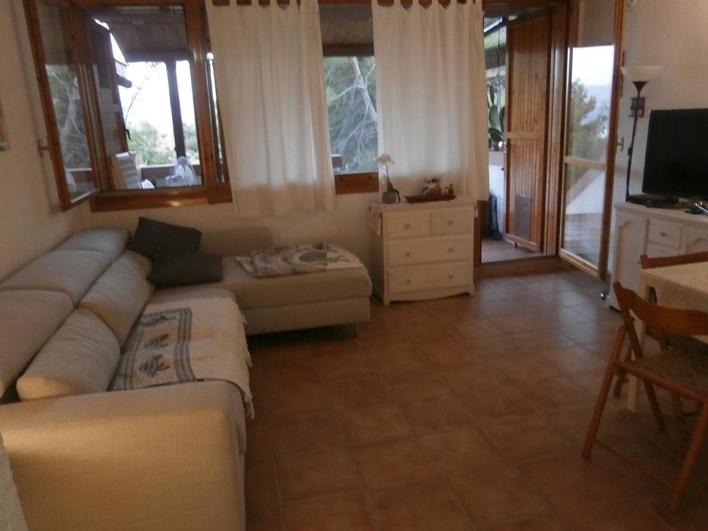 Cugnana VerdeCasa Luciana的带沙发和电视的客厅