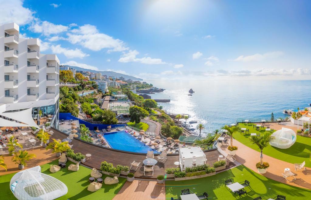 丰沙尔拜亚阿祖尔酒店的享有度假胜地和海洋的空中景致