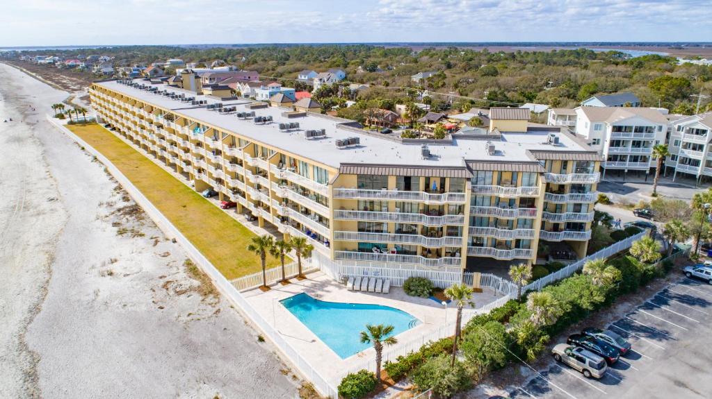 富丽海滩115 Charleston Oceanfront Villas Beach Daze的享有酒店和海滩的空中景致