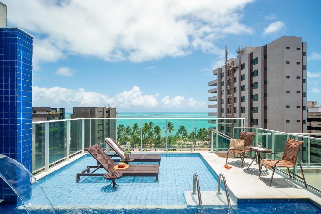 马塞约坦巴基海滩酒店的一座享有海景的建筑屋顶上的游泳池