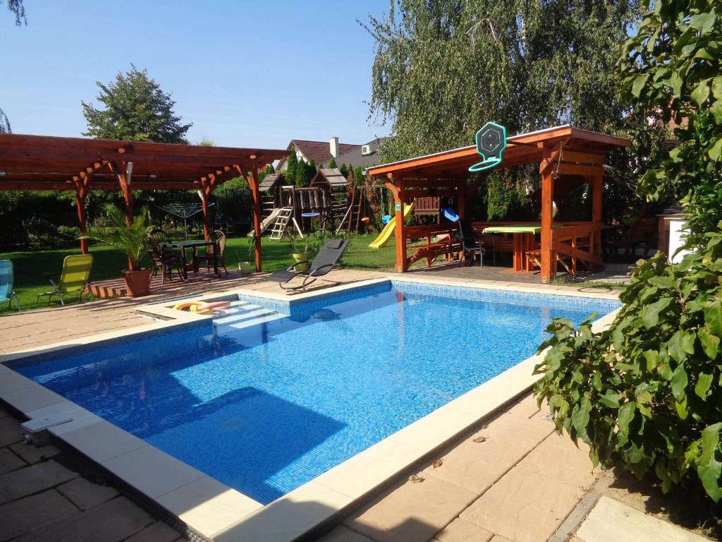比克帕缇希亚佩泽欧酒店的后院的游泳池,配有桌椅