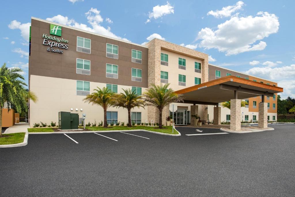 德兰Holiday Inn Express & Suites - Deland South, an IHG Hotel的停车场酒店形象