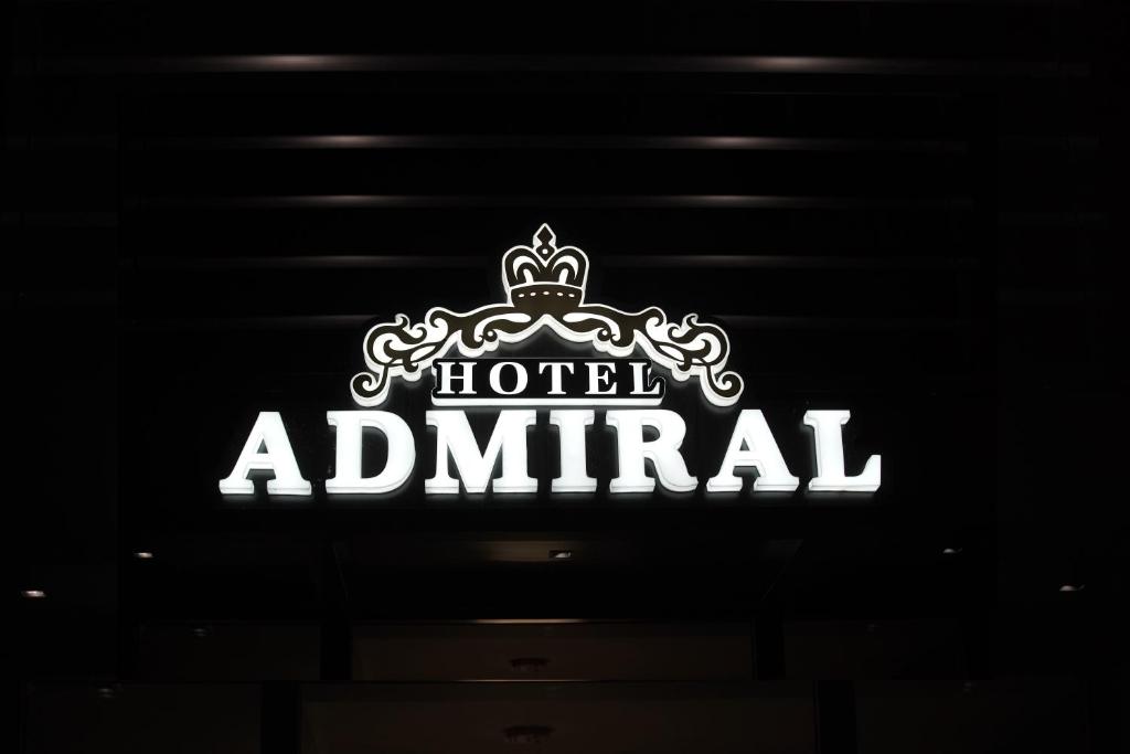 爱尔巴桑Admiral Hotel的加冠的酒店动物标志