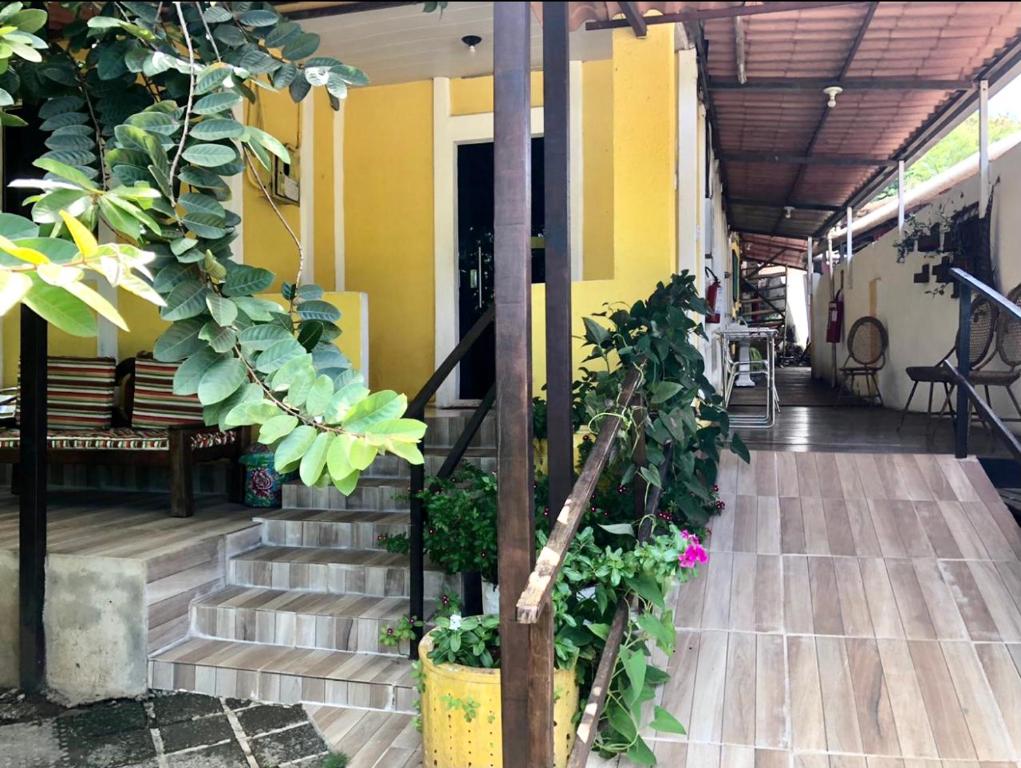 费尔南多 - 迪诺罗尼亚Pousada Água Viva的走廊上,有楼梯和植物