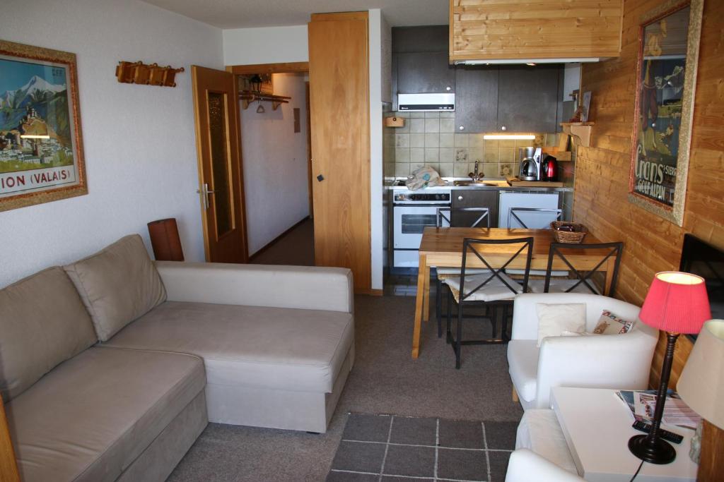 韦松纳Mélèzes R-S MOUNTAIN & SKI LIFT apartements的客厅配有沙发和桌子
