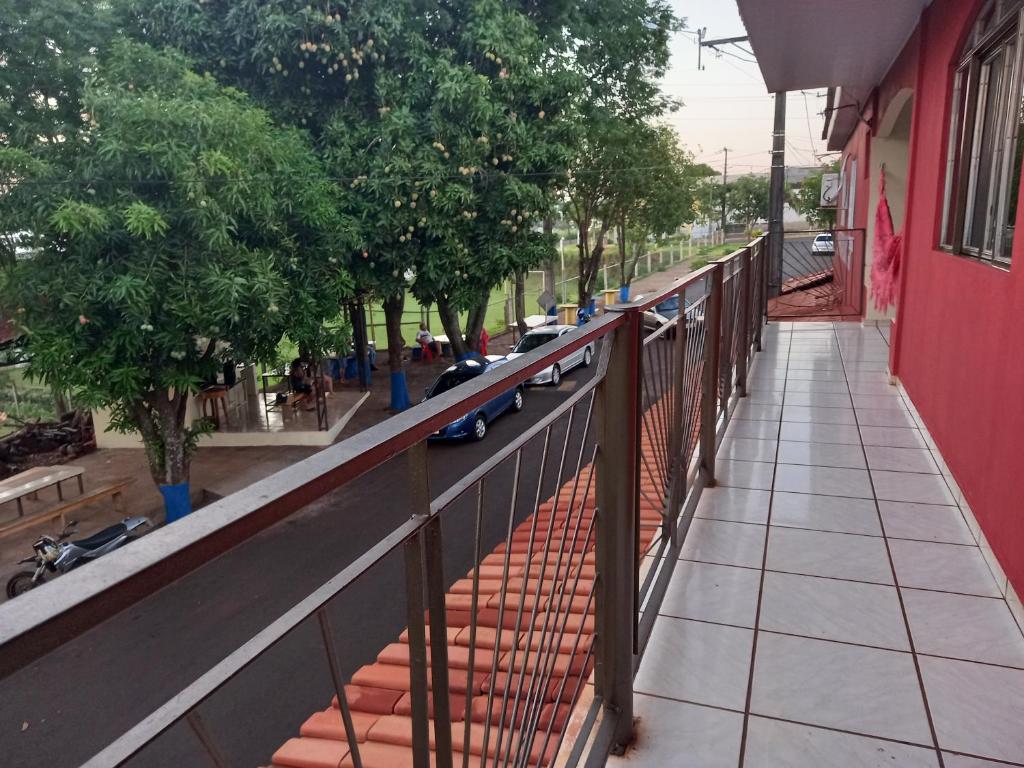 伊瓜苏Sobrado 02 quartos próx. Hotel Recanto Cataratas的街边阳台设有围栏