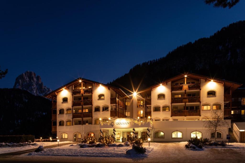 圣克里斯蒂娜Diamant Spa Resort的夜间下雪的酒店