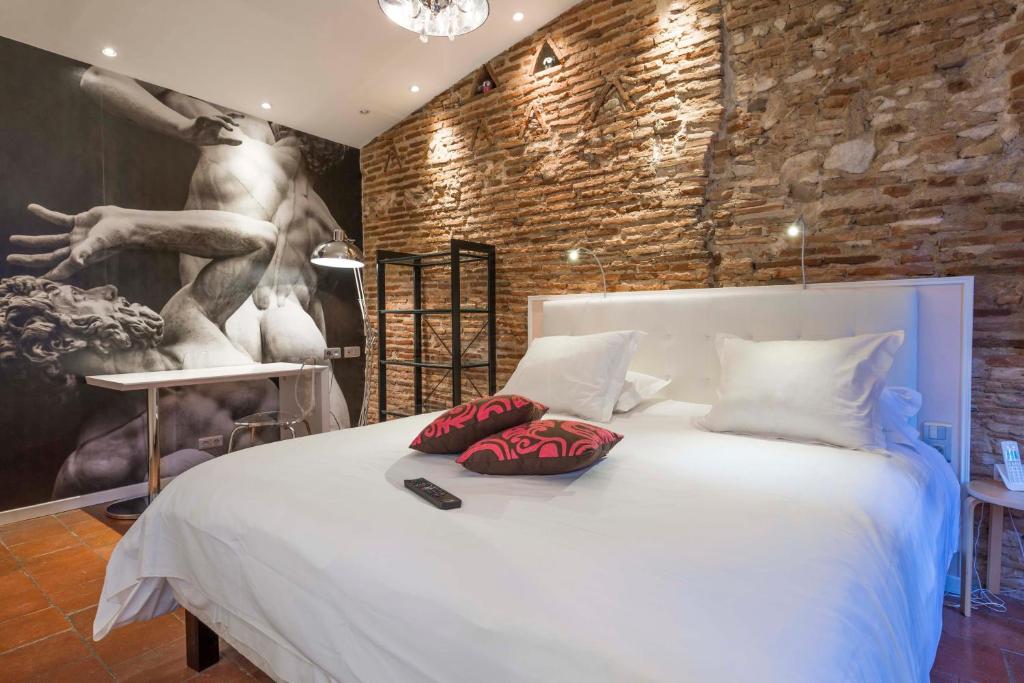 卡斯特尔欧洲酒店的卧室配有白色的床和红色枕头