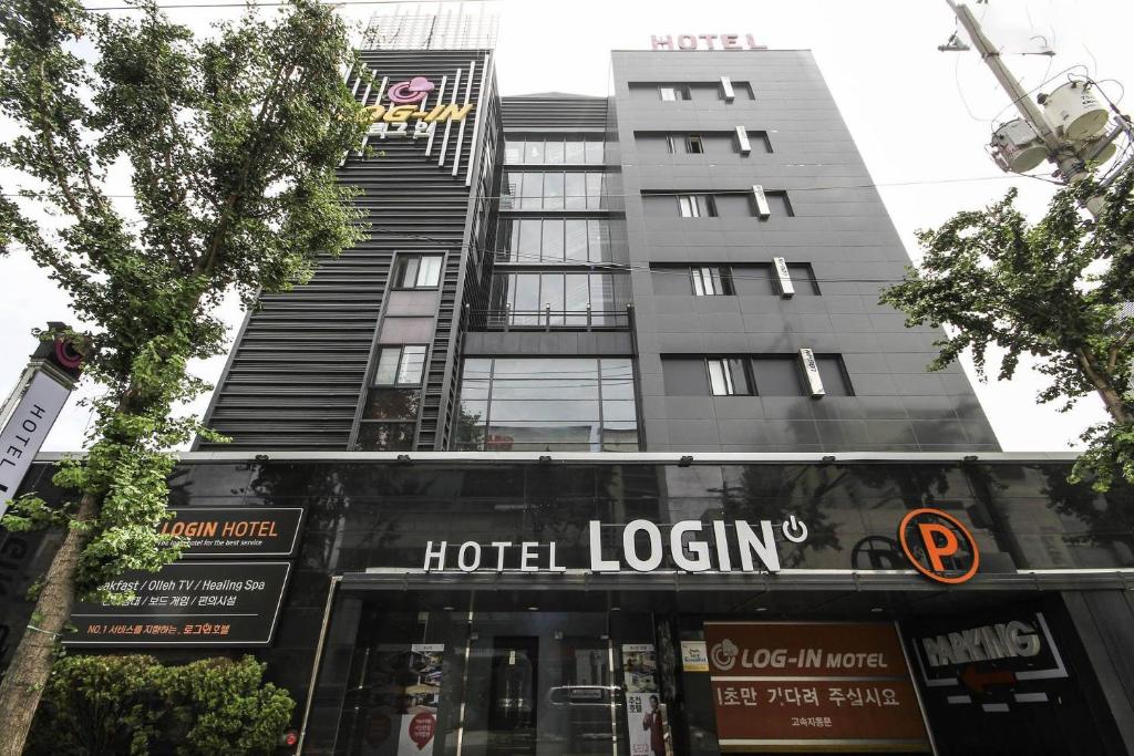 大邱Login Hotel的大楼前的酒店彩票标志