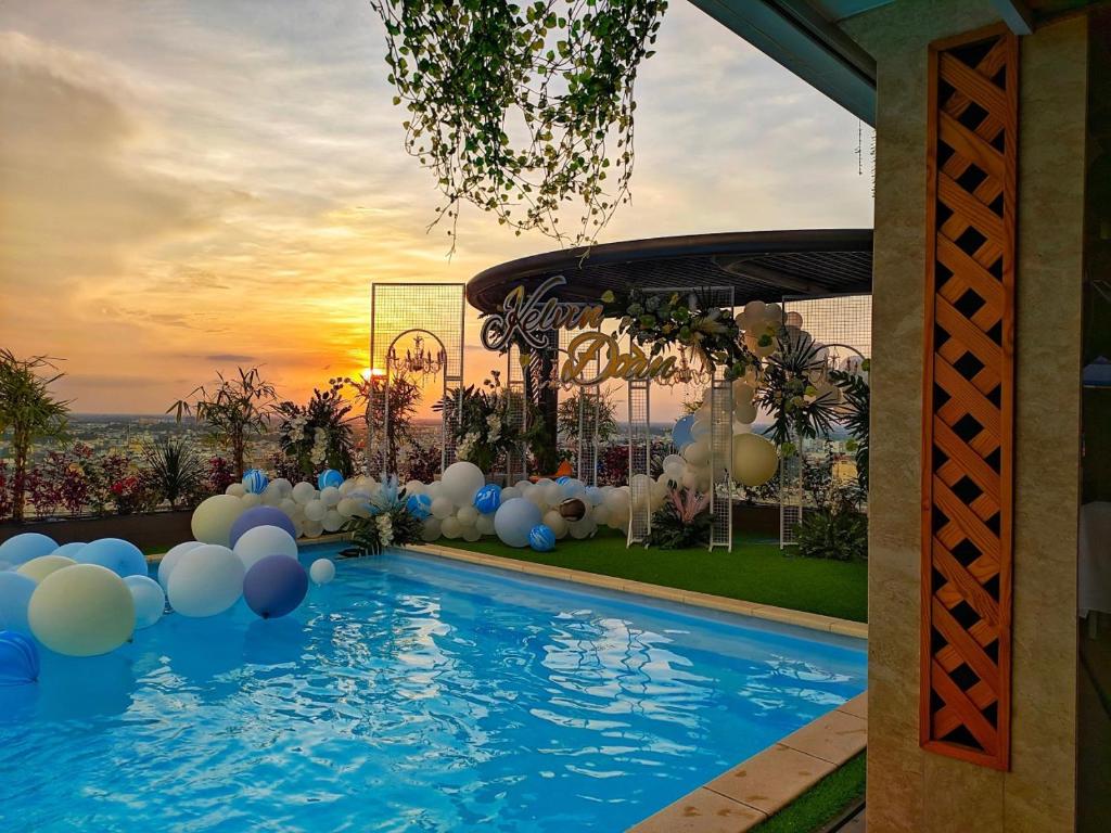 芹苴假日一芹苴酒店的后院的游泳池,有白色和蓝色的气球