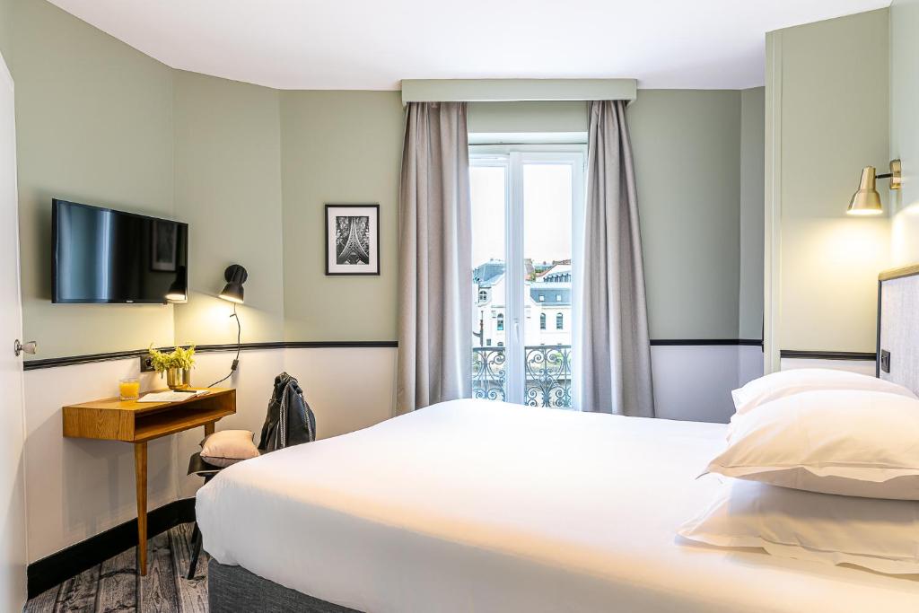 巴黎Hotel de l'Aqueduc的一间设有大床和窗户的酒店客房