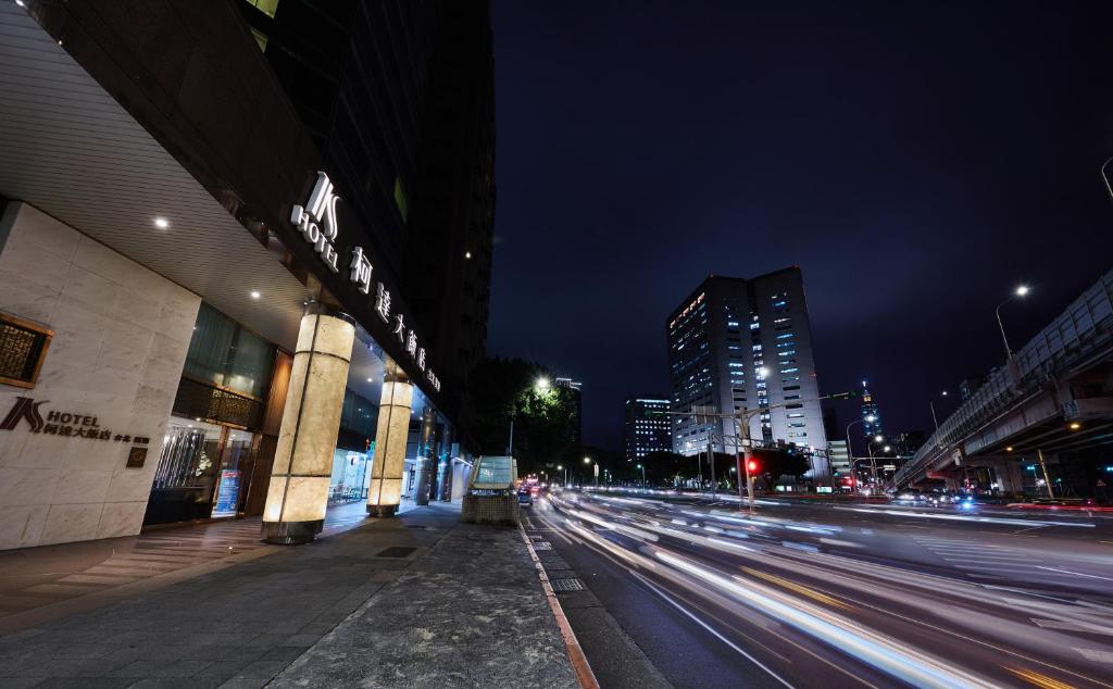 台北柯达大饭店 台北敦南的夜间有建筑物和汽车的城市街道