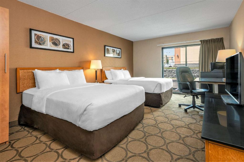 萨斯卡通Comfort Inn Saskatoon的酒店客房设有两张床和电视。
