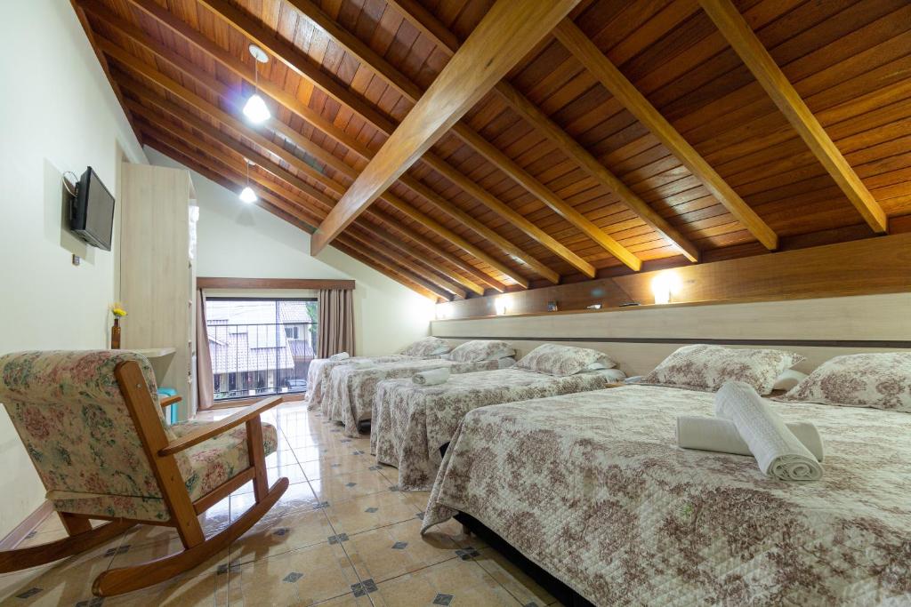 新彼得罗波利斯Hotel Park Haus的木天花板的客房内的一排床位