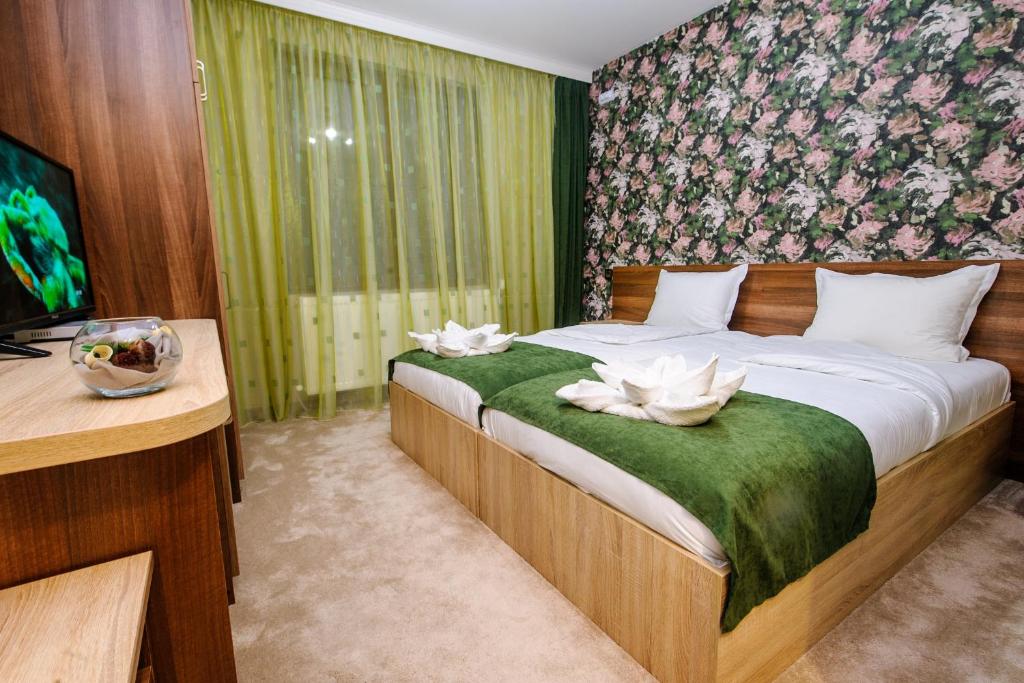 MiladinowziПиргуля的一间卧室配有一张白色鲜花的床
