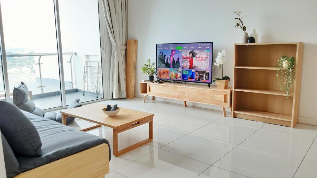 普崇No.12 The Heya @ Japanese Style Super Comfort House的带沙发和平面电视的客厅