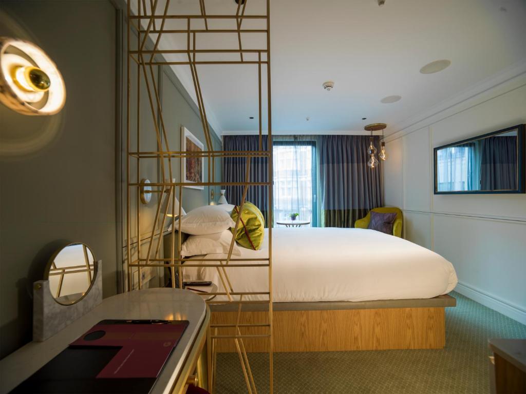 伦敦The Guardsman - Preferred Hotels and Resorts的卧室配有一张白色大床