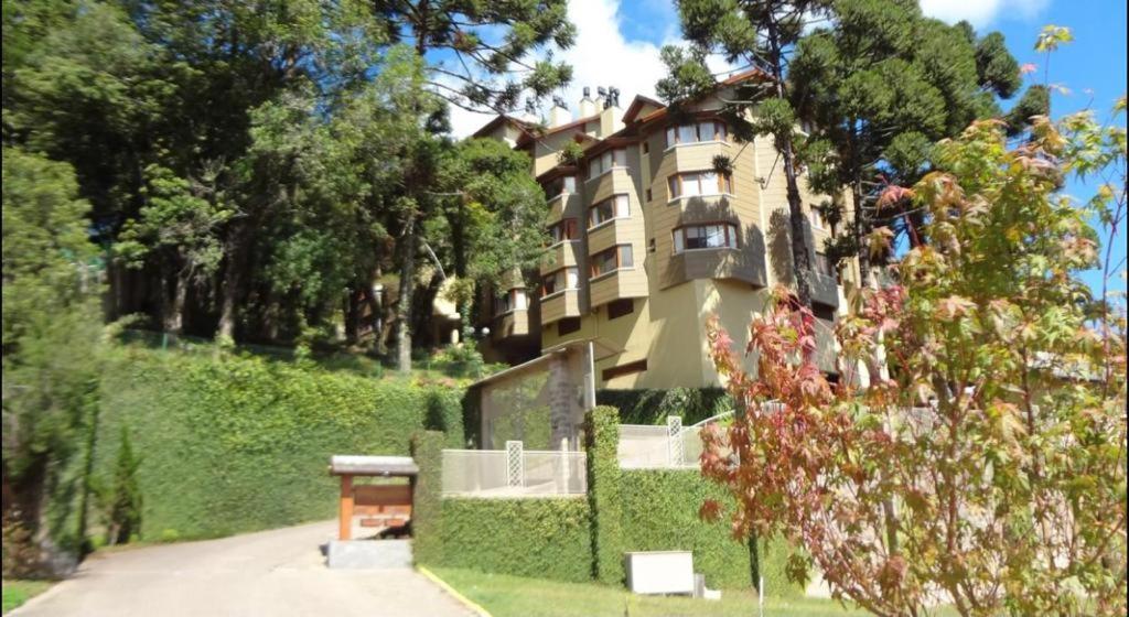 格拉玛多Apartamento Borges Gramado的山边的建筑