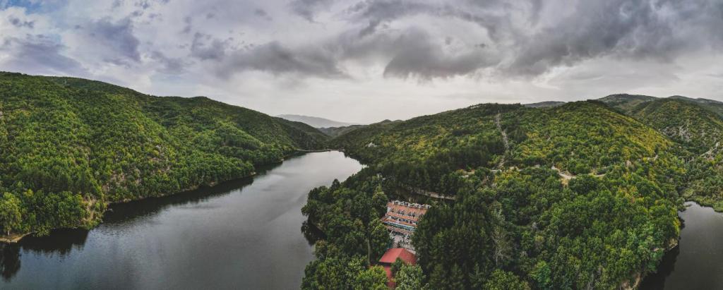 科查尼Euro Hotel Gradche的森林中河流的空中景观