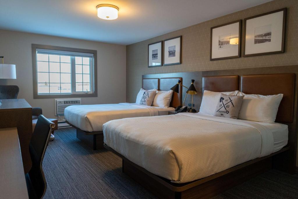 怀特霍斯贝斯维斯特淘金酒店的酒店客房设有两张床和窗户。