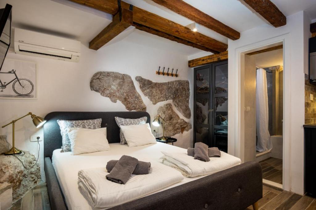 杜布罗夫尼克Private Accommodion Linda Studio的一间卧室配有一张带白色床单的大床