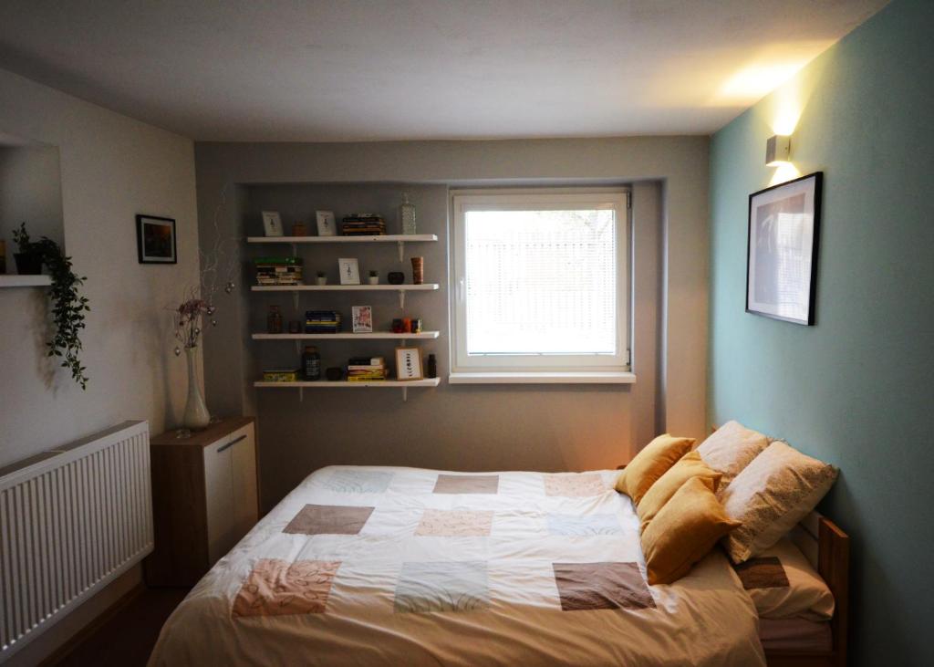 马汀Apartmán v prírode s vlastnou saunou的一间卧室设有一张床和一个窗口