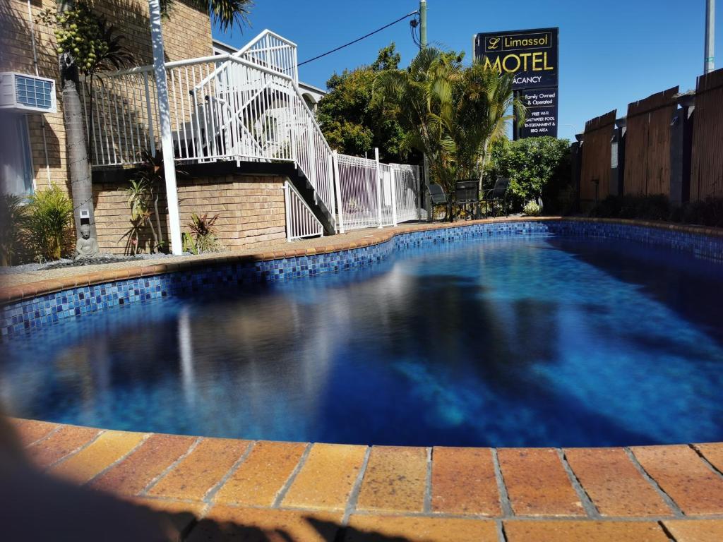 黄金海岸利马索尔汽车旅馆的大楼前的大型蓝色游泳池