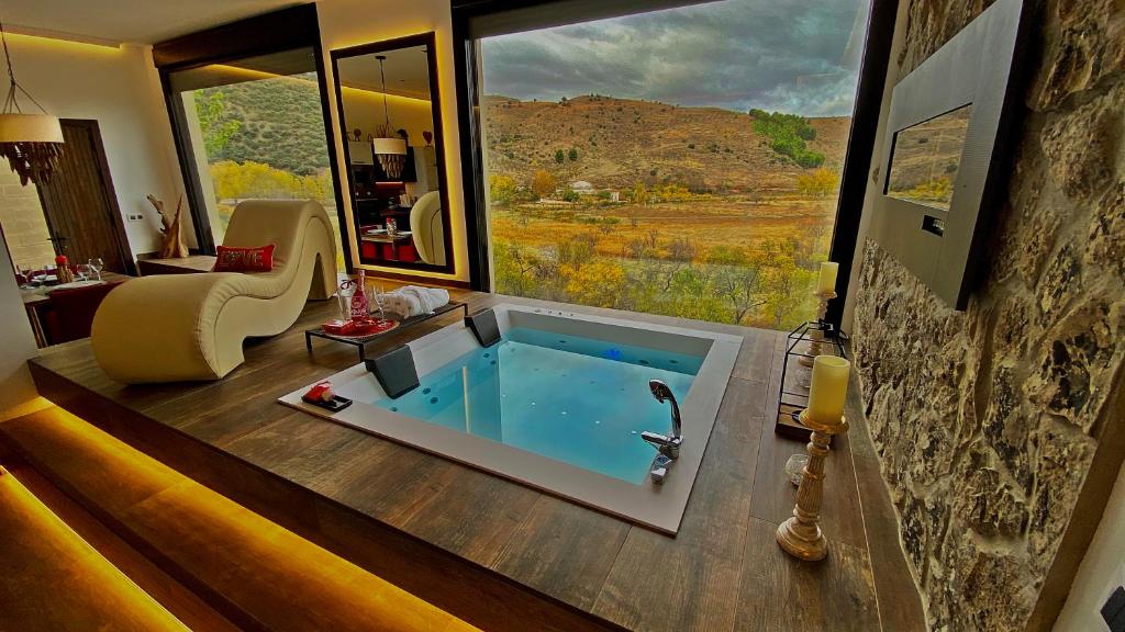 Carenas卡雷纳斯乡村套房度假屋的一间带浴缸的浴室,位于一个窗口的房间