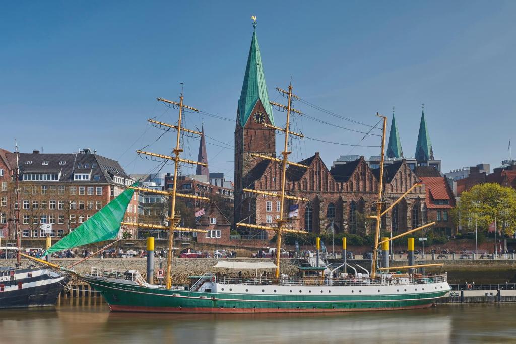 不莱梅Alexander von Humboldt - Das Schiff的坐在城市前水中的船