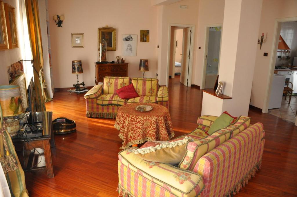 切里尼奥拉B&B Borsellino的客厅配有沙发和桌子