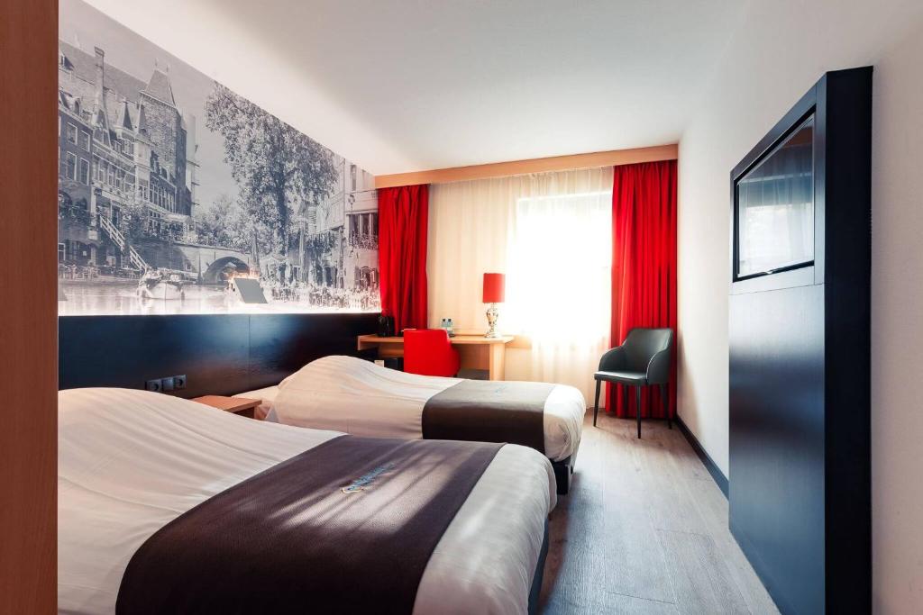 乌得勒支巴斯琛哥罗普酒店的酒店客房设有两张床和窗户。