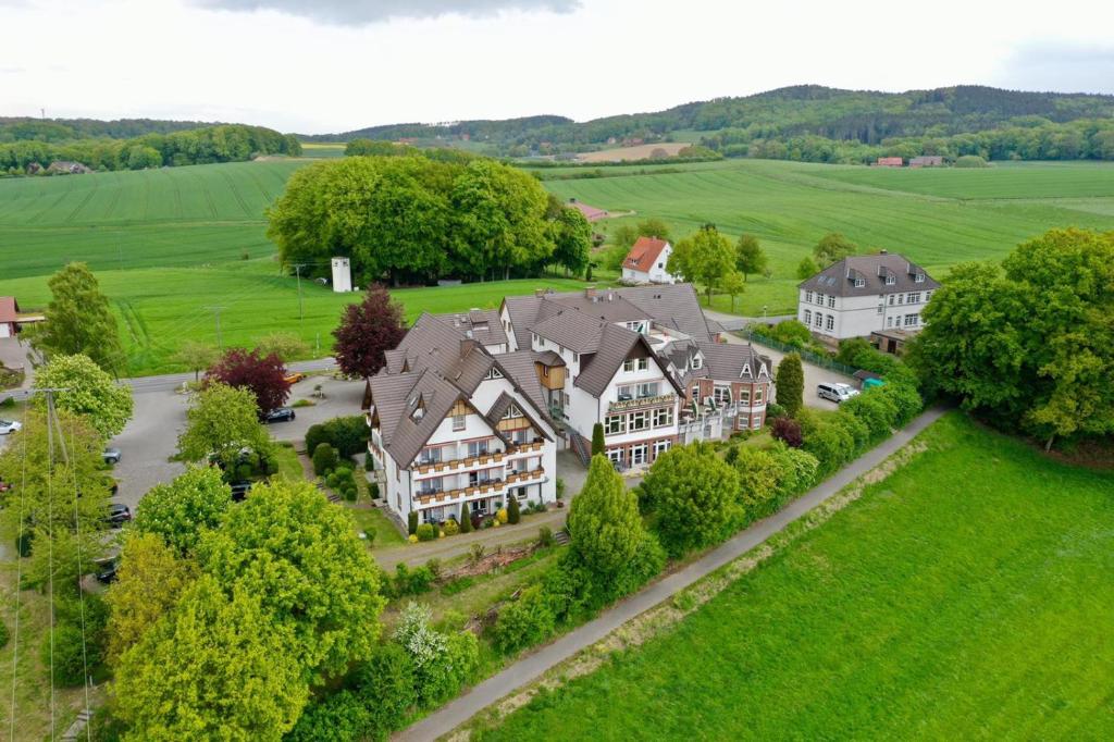 Hagen布勒兰德酒店的享有大房子空中美景,设有庭院