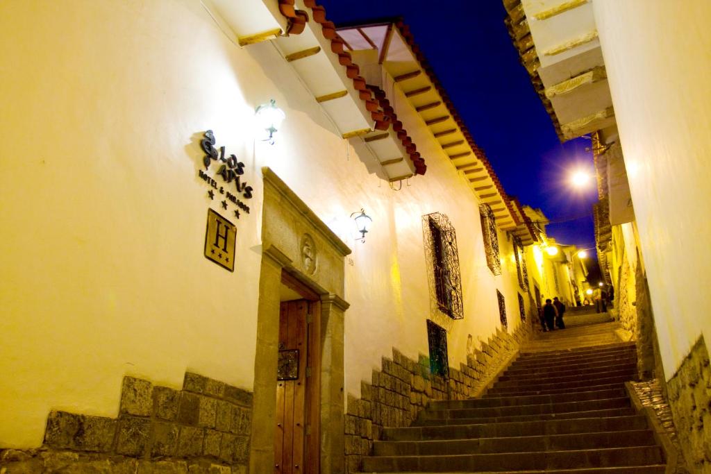 库斯科Hotel & Mirador Los Apus的老城区的一条小巷,晚上有楼梯