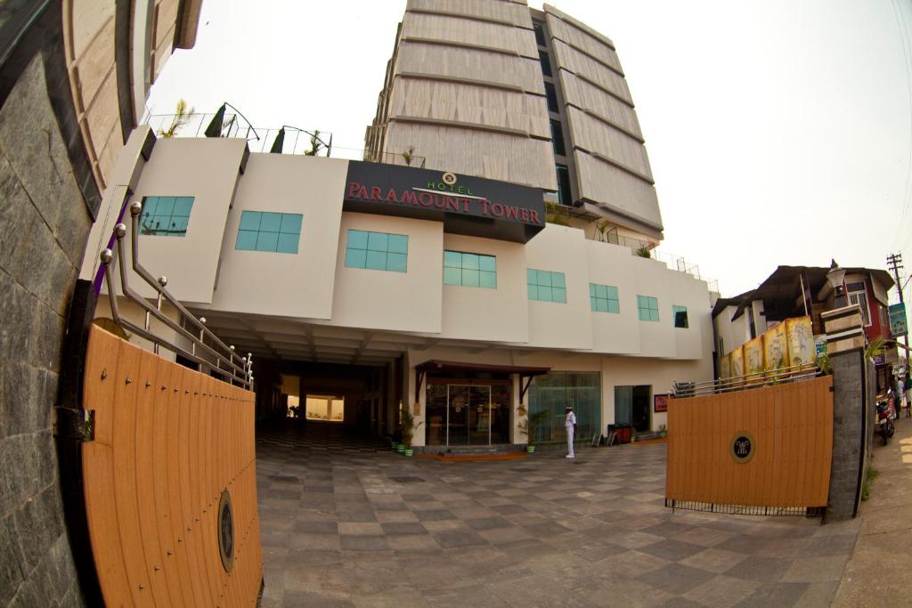 科泽科德百乐门大厦酒店的前面有标志的建筑