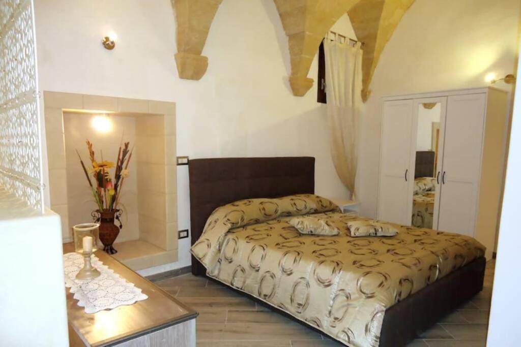 莱切Nel Cuore di Lecce的一间卧室配有一张大床和一张桌子