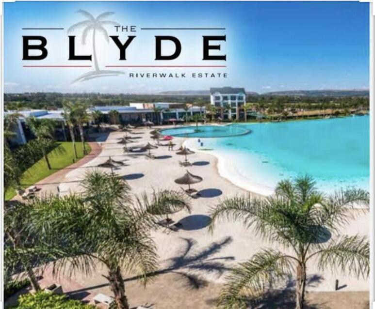 比勒陀利亚The Blyde Riverwalk Estate, R104 Bronkhorstspruit Road的海滩杂志封面,上面有遮阳伞和游泳池