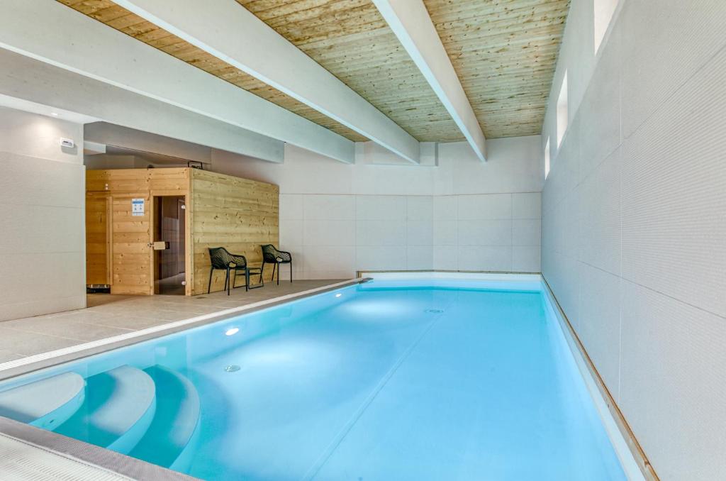 蒙贝利亚尔布里斯托尔蒙特贝利尔中心布莱特酒店的设有一个大型游泳池,