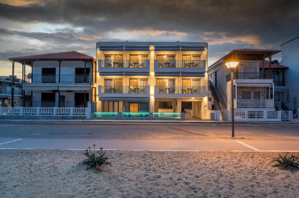 萨尔蒂Privilege Luxury Living的海滩上的建筑,有街灯