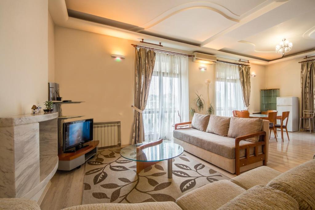 基辅Central Apartments on Khreschatyk的带沙发和电视的客厅