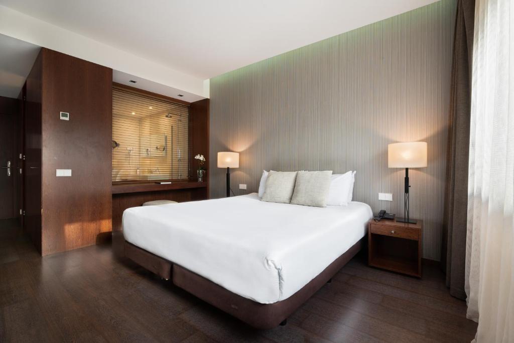 维戈维戈欧洲之星海洋酒店的卧室设有一张白色大床和一扇窗户。