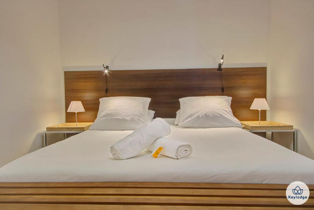 圣玛丽Padam*** - 69m² - Vue sur la mer - Sainte-Marie的一间卧室配有一张大床和两条毛巾