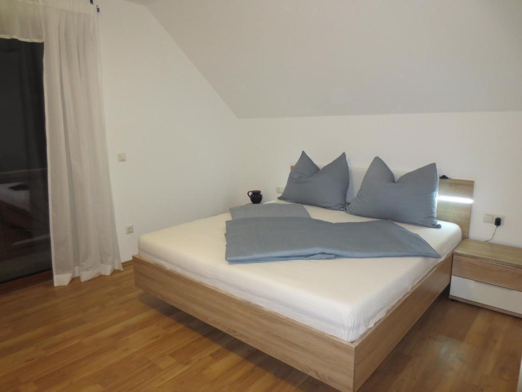 温蒂加斯顿Landhaus Ziegelstadel的一间卧室配有一张带蓝色枕头的床。