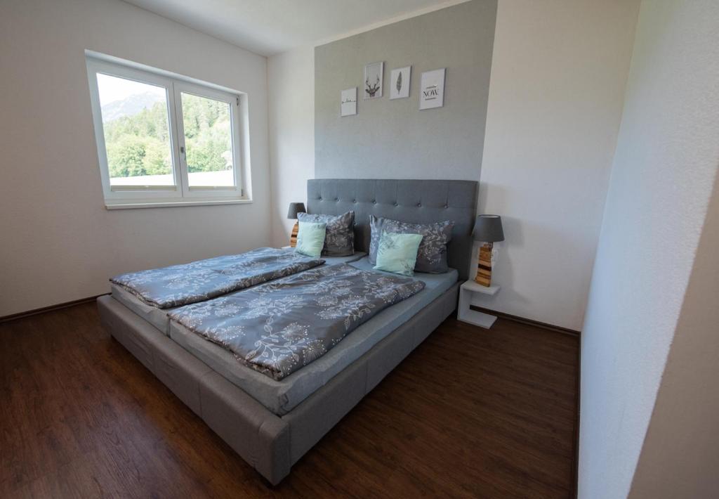 莱希河畔魏森巴赫Ferienhaus Oberhof的一间卧室设有一张床和一个窗口
