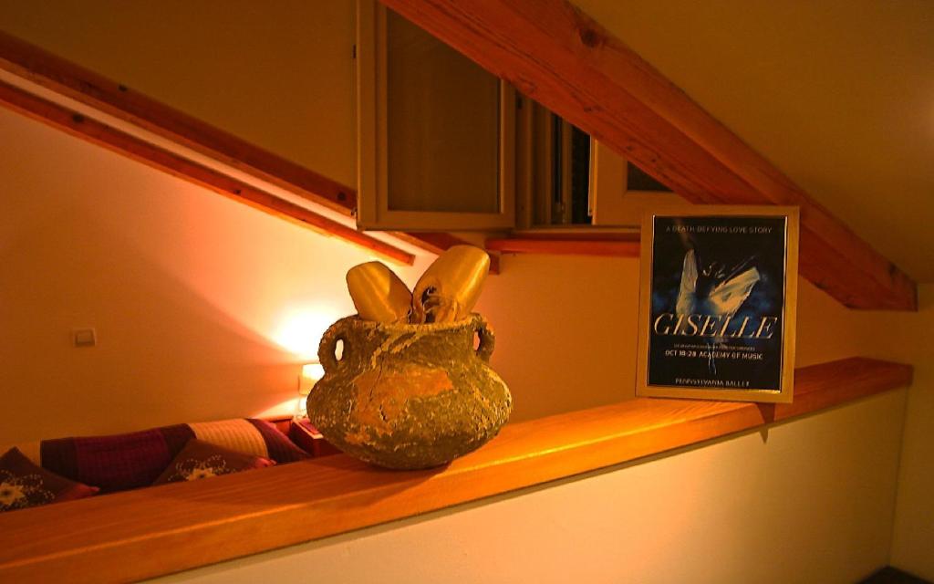 杜布罗夫尼克芭蕾瑞娜公寓的书旁的书架上的花瓶
