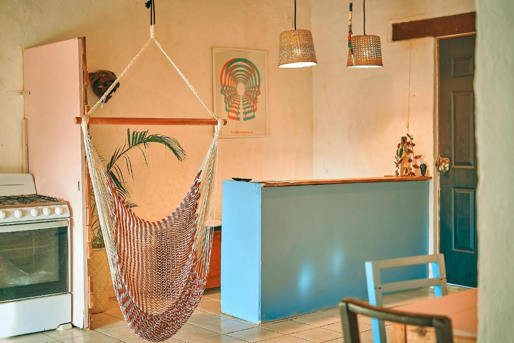 萨尤利塔Blue Pepper Beds Sayulita的一个带吊床的厨房