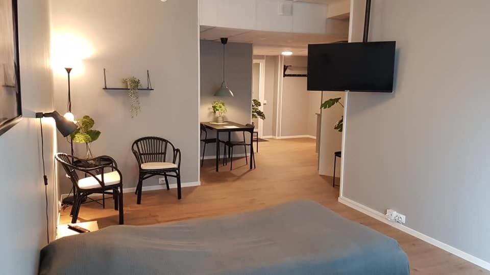 乌普萨拉Apartments Uppsala - Portalgatan的配有一张床和一张桌子及椅子的房间