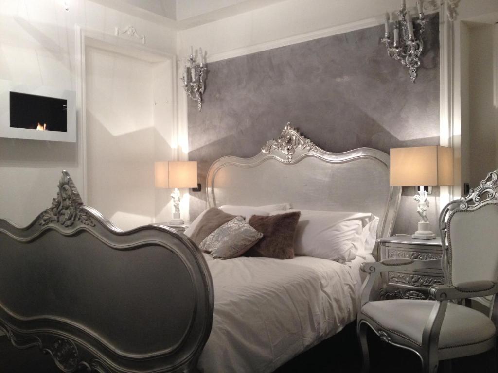 罗马D.R.罗马西班牙豪华套房 的卧室配有白色的床和2把椅子