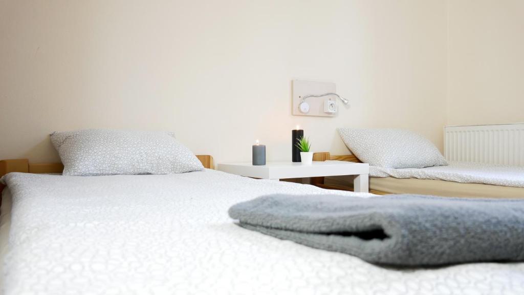 华沙Hoża Apartments and Rooms的卧室配有一张白色的床,床上有毯子