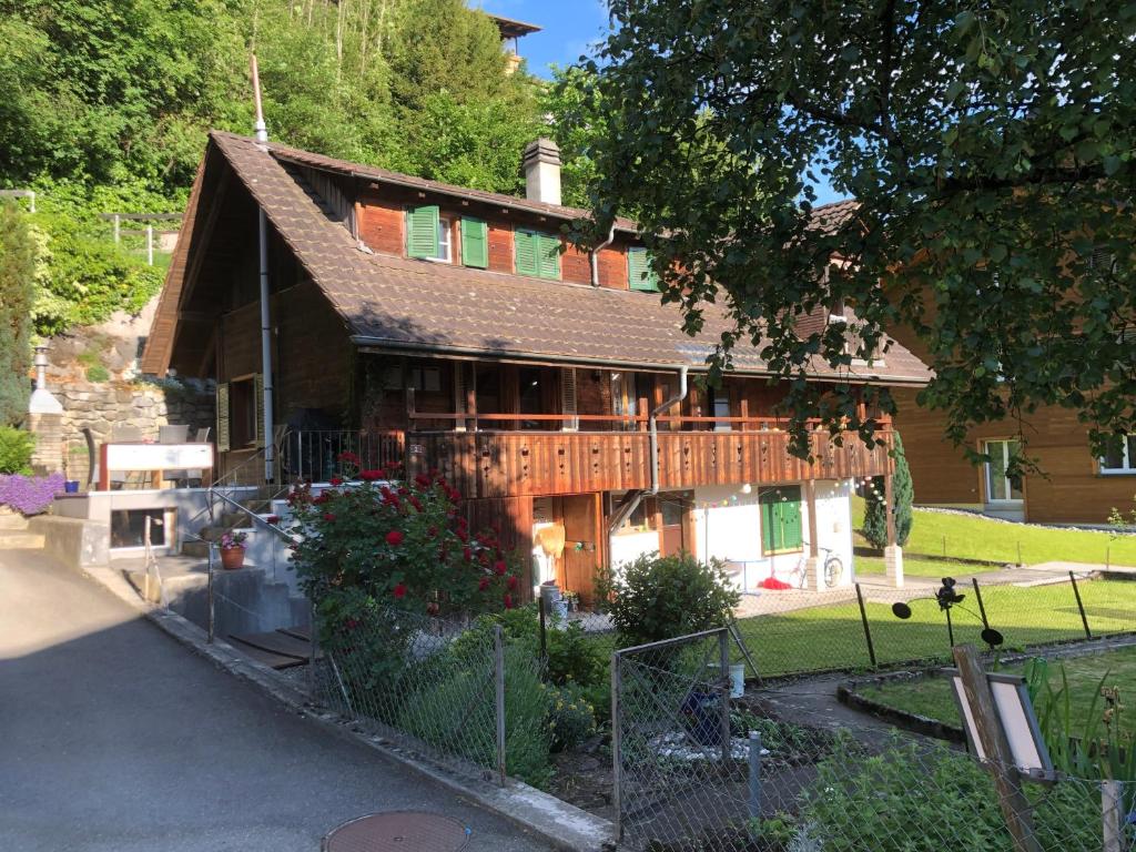 贡滕Chalet Schönberg的一座带庭院甲板的大型木屋