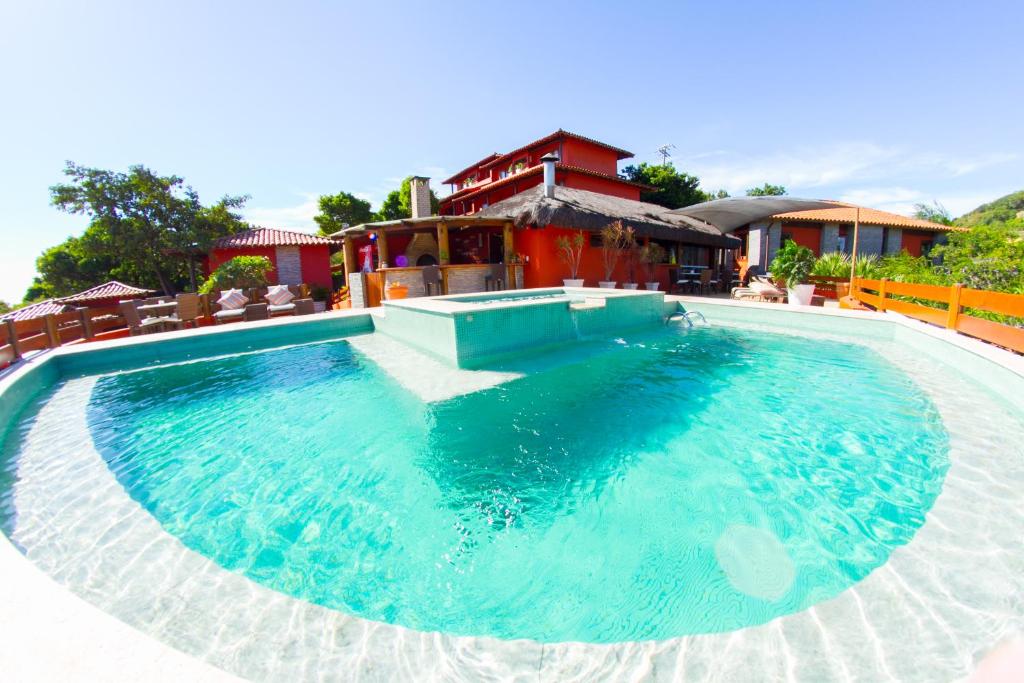 布希奥斯阿斯达精品酒店的一座房子前面的蓝色海水大型游泳池